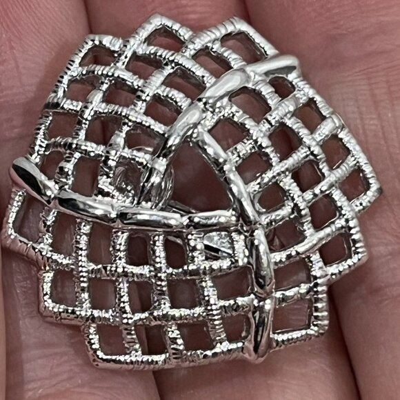 Vintage 1973 Sarah Coventry Silver Mesh Trellis Clip On Earrings - Picture 2 of 12